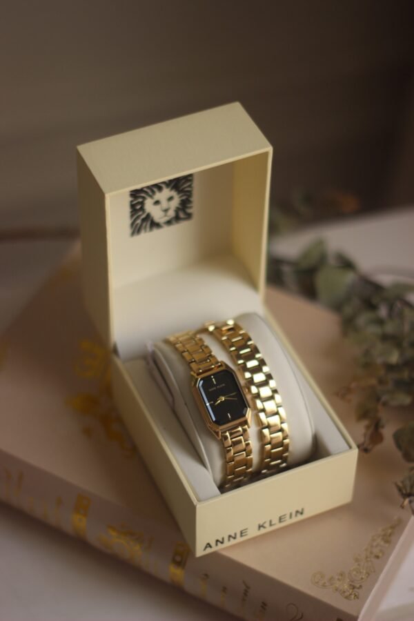 ANNE KLEIN