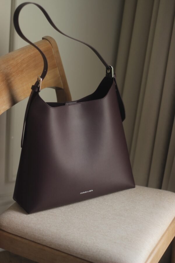 Hertha trapeze slouchy hobo bag 
Charles&keith