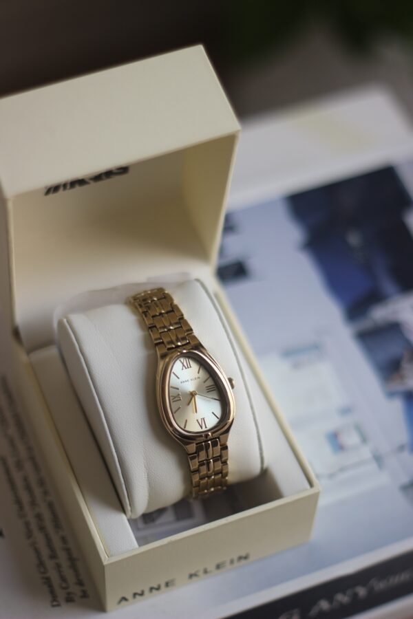 ANNE KLEIN - gold